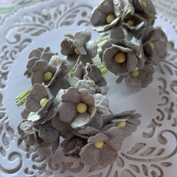 Sweetheart flowers - light grey